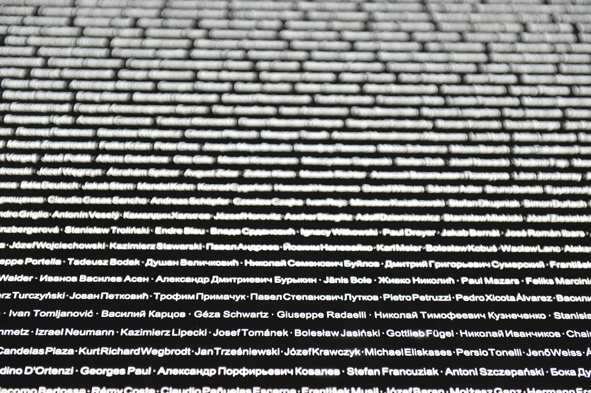 Jména obětí v Mauthausen Memorial.