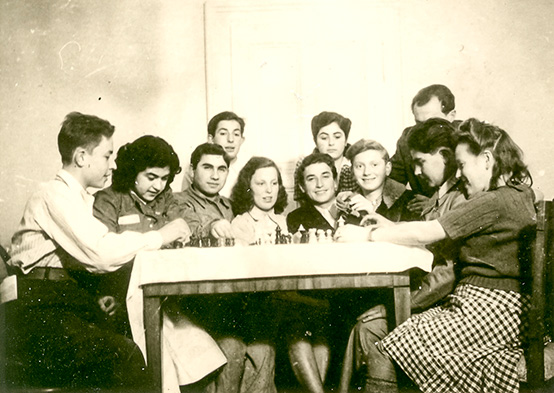 Židovská mládež na zámku Štiřín v r. 1945, Magda Bar-Or druhá z leva.